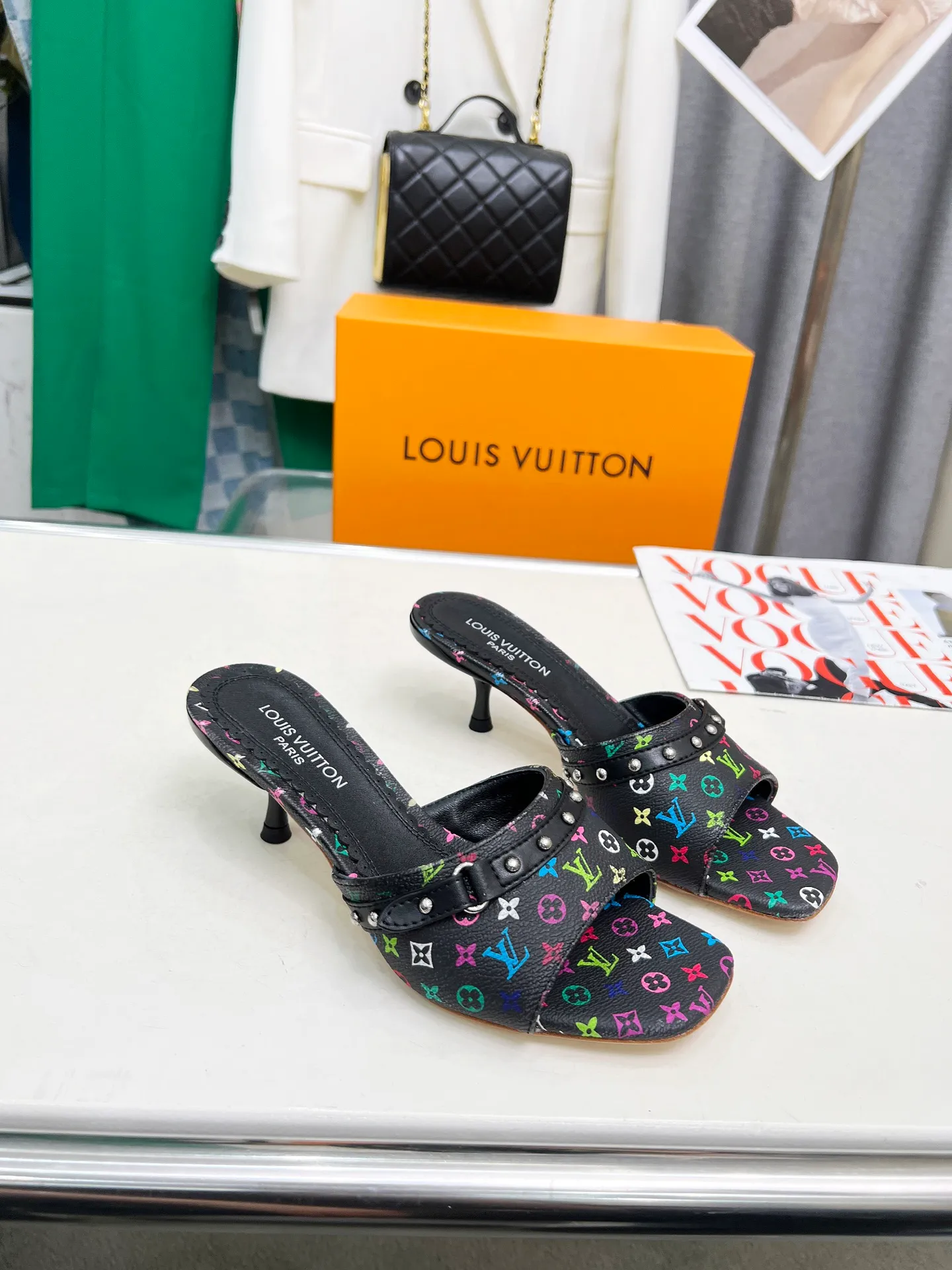 👟👟Ex-factory price 440👟👟 LV new denim kitten heel slippers 2025 summer must-have for goddesses, original replica, super comfortable on the feet. Show off the queen's temperament, the heel height is 5.5CM, which shows your temperament without being tiring. Standard code: 35-42 (41 and 42 codes are customized, non-returnable and non-exchangeable)